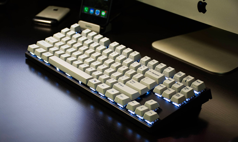 Teclado mecánico Varmilo V87M, uno de los pocos inalámbrico y retroiluminado.
